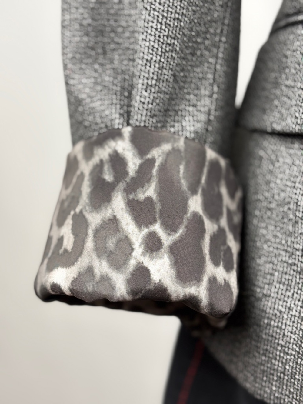 Express Gray Blazer Leopard Lined Cuffs Tailored Jacket Size 6 - Picture 7 of 9